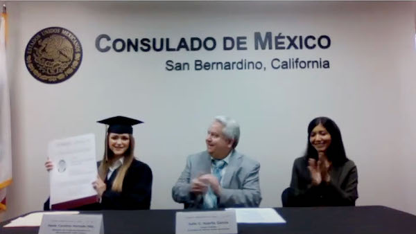 09 mostrando diploma