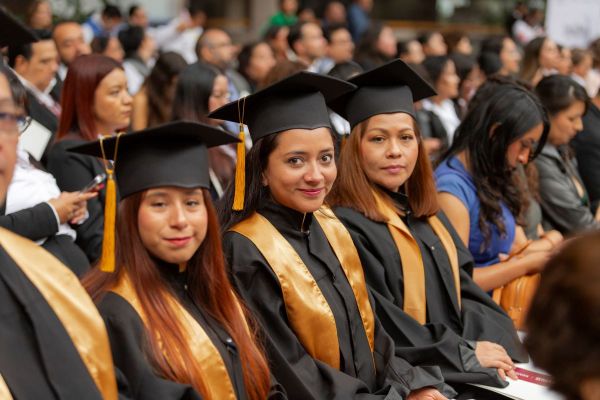 02-graduadas-birrete94DA9FEF-4D91-C6D8-C942-12E7388B410C.jpg